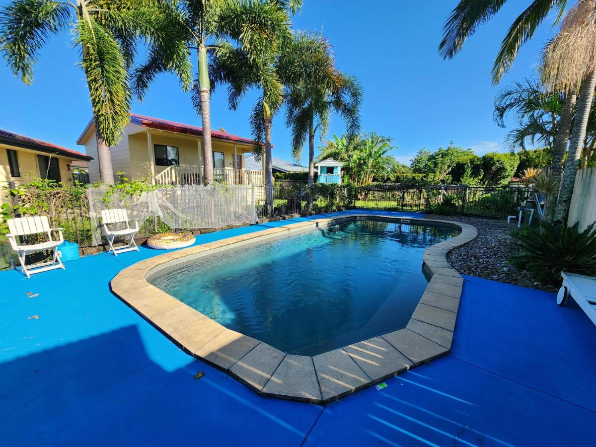 Suburban Paradise With a Pool - B&B