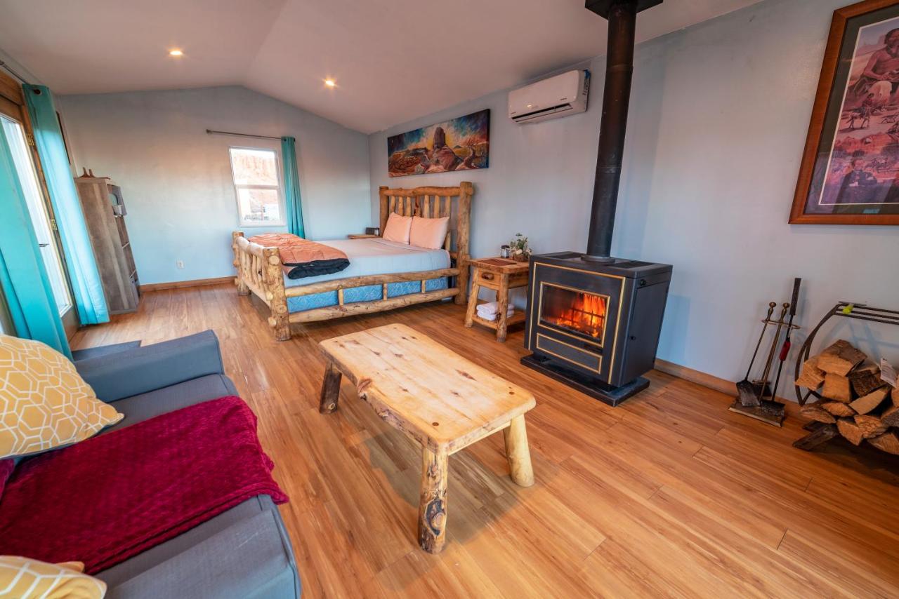 Charming Turquoise Cabin in Monument Valley - B&B