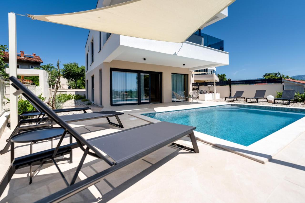 Villa Mirakul, new modern villa with swimming pool, close to the beach, children playroom, quiet area- by TRAVELER tourist agency Krk - ID 2680 - Chambres d'hôtes Omišalj