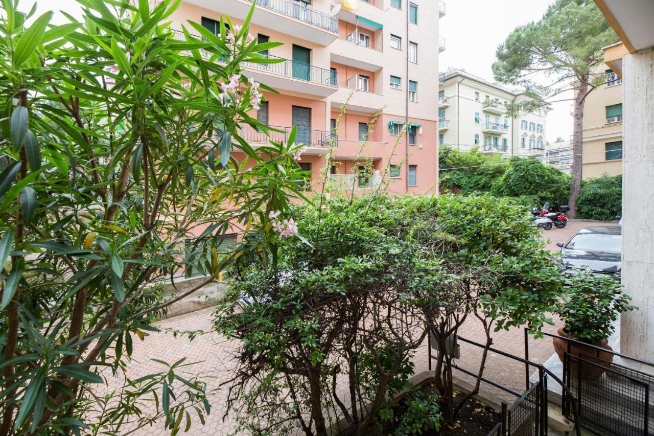 JOIVY Spacious 2-bedroom flat with Parking and Balcony - Bed and Breakfast Genua