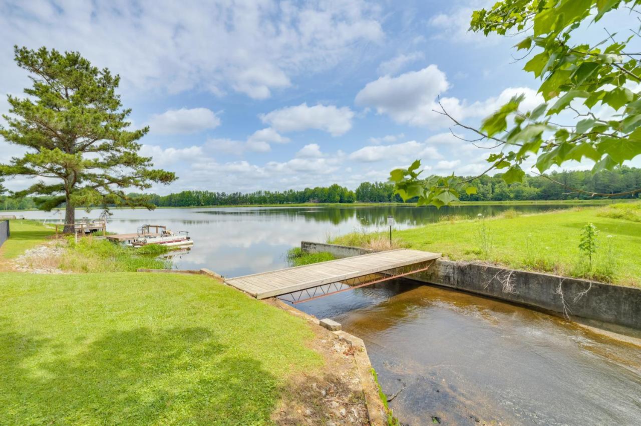 Group Getaway Lakefront Retreat in Fayetteville! - B&B Fayetteville