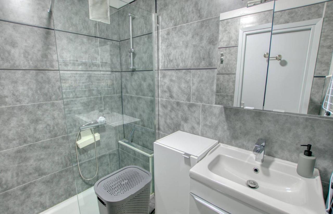 Studio Antibes Centre ville - Parking WIFI Climatisation - LIMESTAY - B&B Antibes