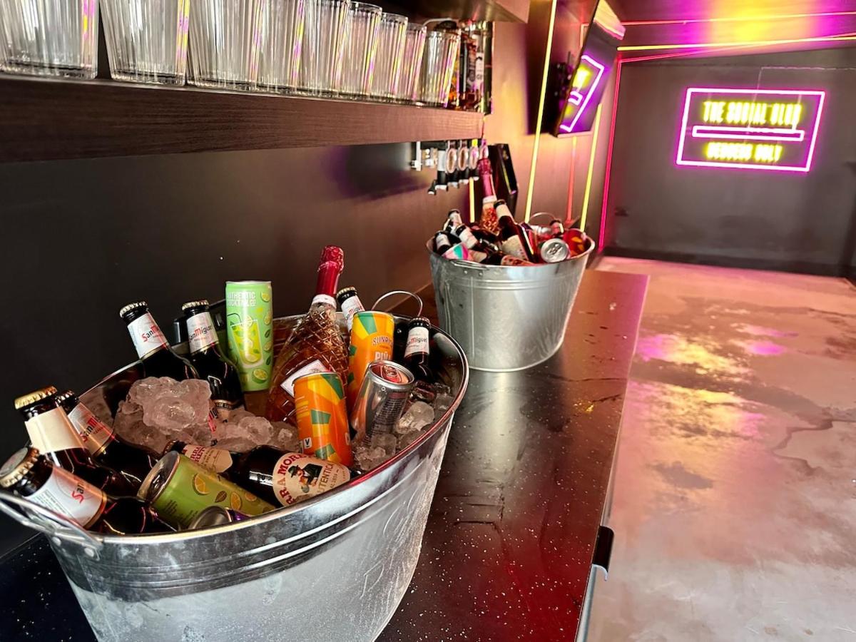 The Social Club - The Ultimate Experience - Sleeps 20 With Own Private Club - B&B