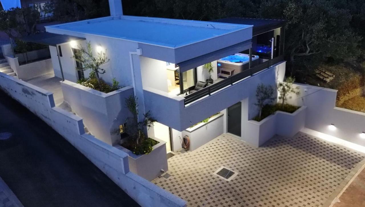 Holiday Home Vučko with Jacuzzi - Bed and Breakfast Makarska