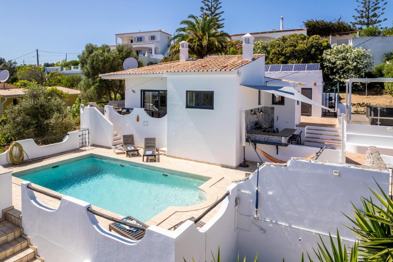 CoolHouses Algarve, Luz, 3 Bed villa, 1 bed studio, heated pool & jacuzzi, sea views, Casa Pequena - Chambres d'hôtes Senhora da Luz
