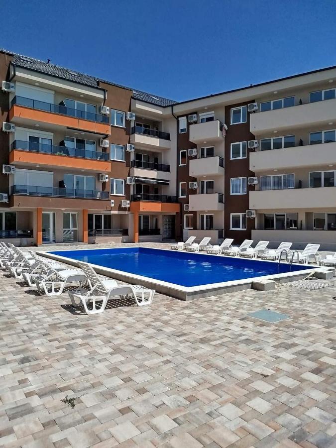 Apartment with pool - B&B