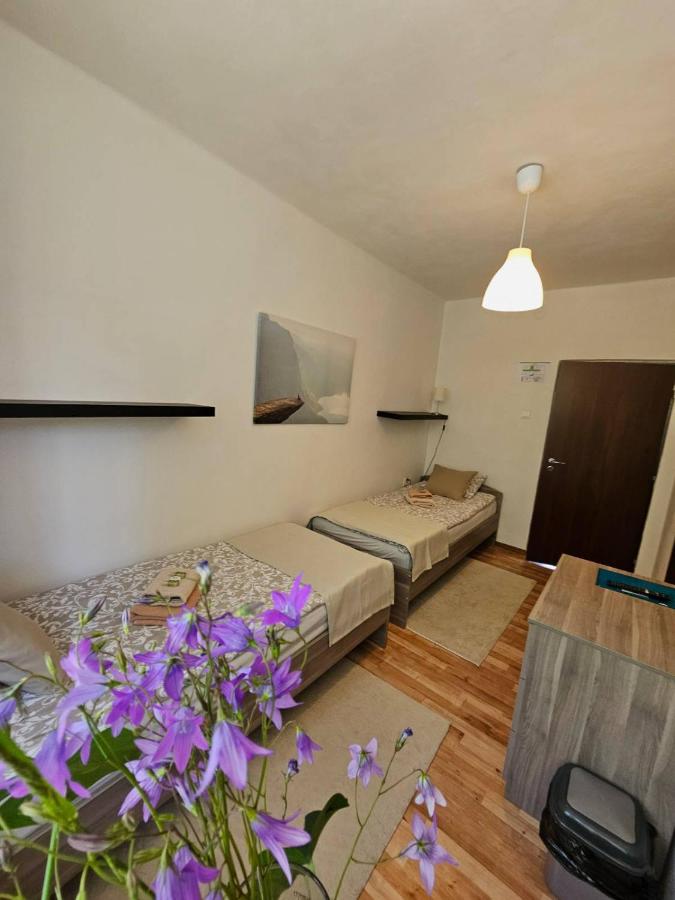 Zweibettzimmer mit eigenem Bad
