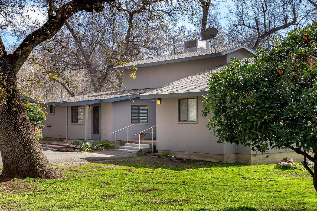 Grand Riverside Retreat - Private Walkway to the River - B&B Three Rivers