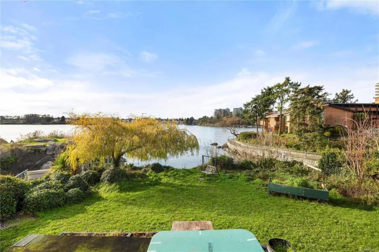 Waterfront Two-Bedroom Suite - B&B Esquimalt