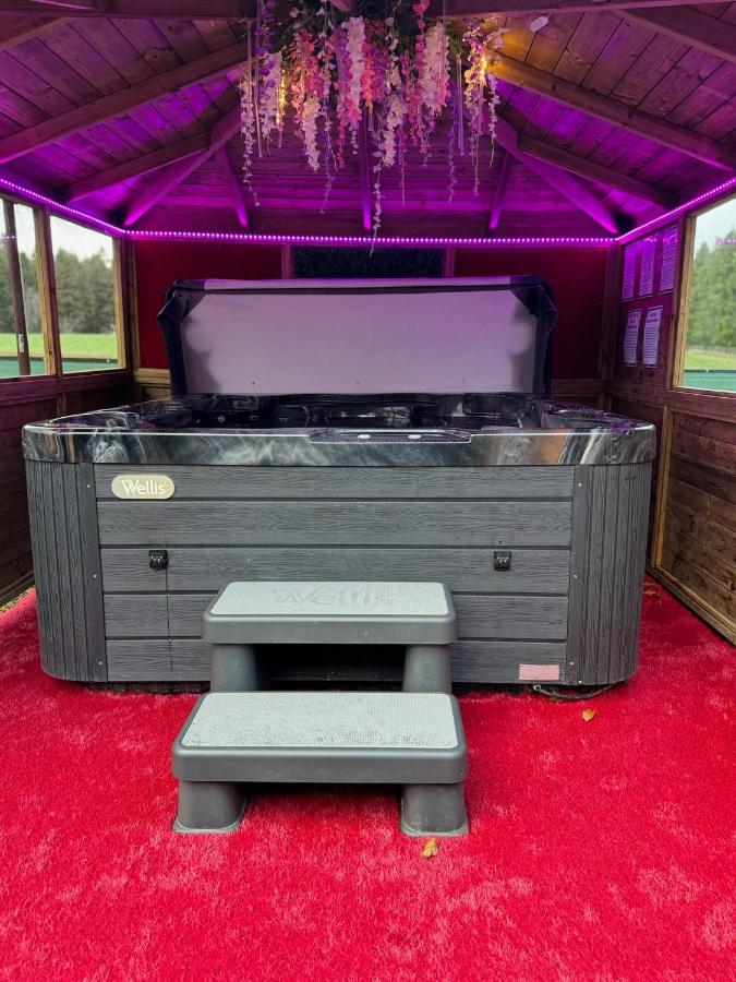 FINN VILLAGE "Raspberry Cottage" Private Garden, 6-seater HOT TUB, Firepit & Pizza Stove - B&B