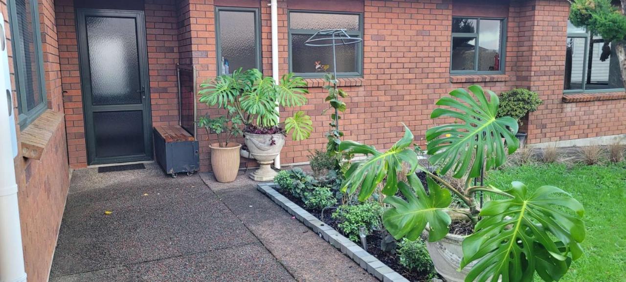 Elevated Family Sized Guest-house with Beautiful Views - B&B Auckland