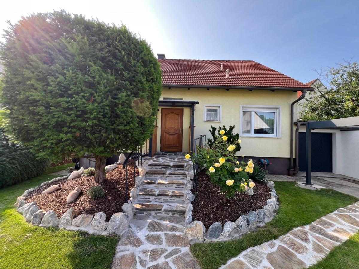 Ferienhaus Limes Carnuntum mit Terrasse und Garten - Chambres d’hôtes