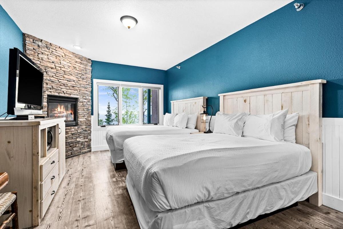 Breathtaking Lake Views Studio, 2 Queen Beds, Fireplace and Heated Indoor and Outdoor Pools - B&B