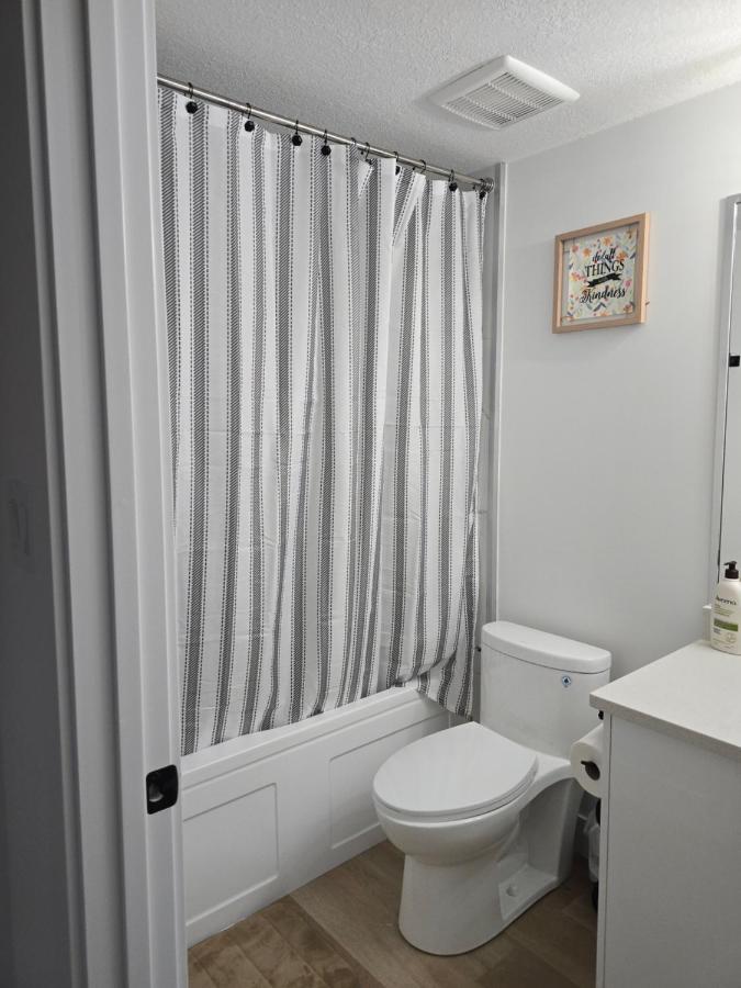 Stylish - Modern - Lux Suite - 2 Min to Henday - Netflix - Free Wi-Fi - CCTV - Parking - B&B