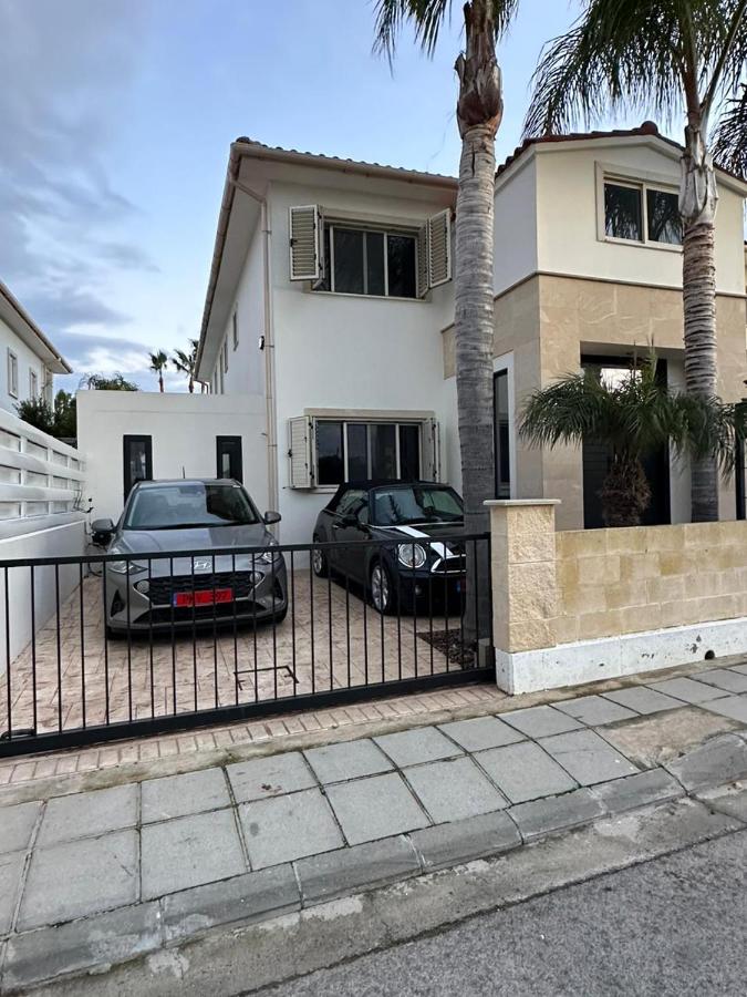 Front Line Luxury Beach House 5 Bedroom - B&B
