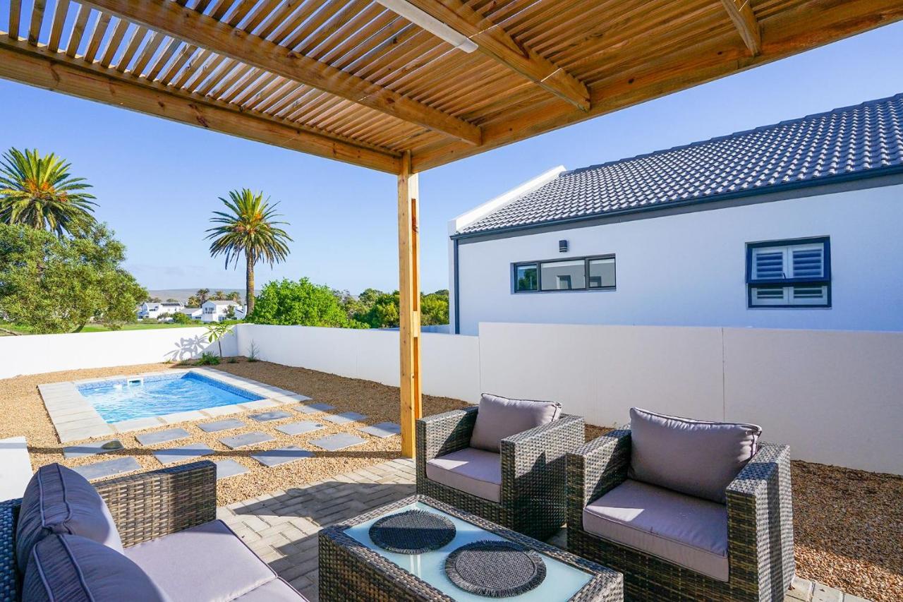 Sunlit Oasis Ocean and Golf Retreat - B&B Stompneusbaai