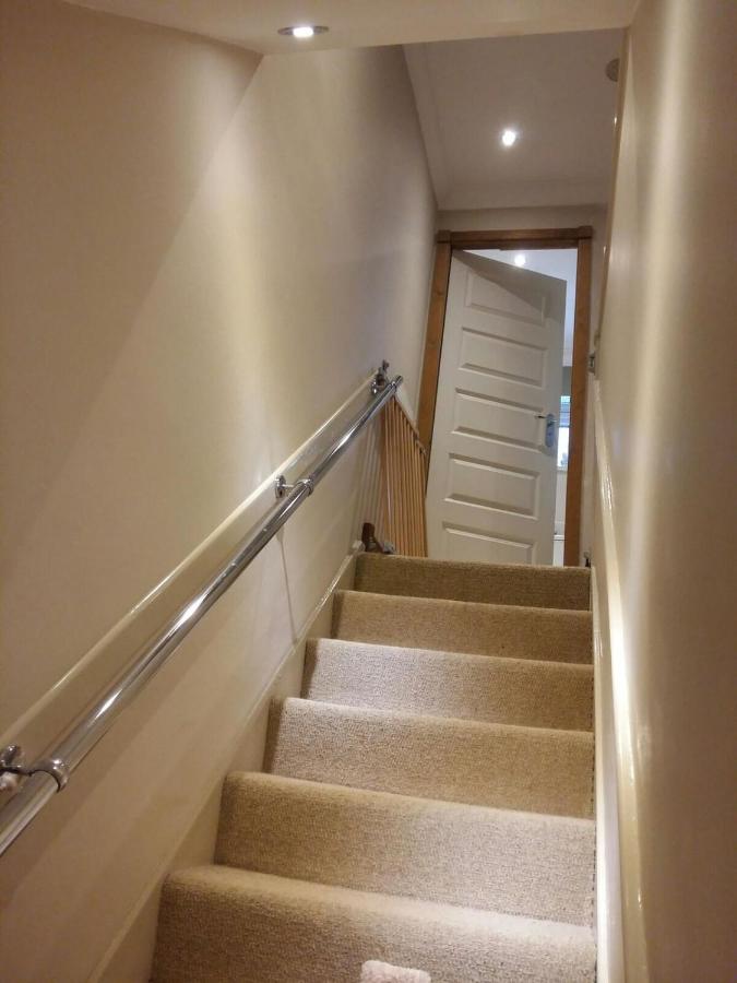 The Holbein Three bedroom home near tilgate park private parking and garden - B&B