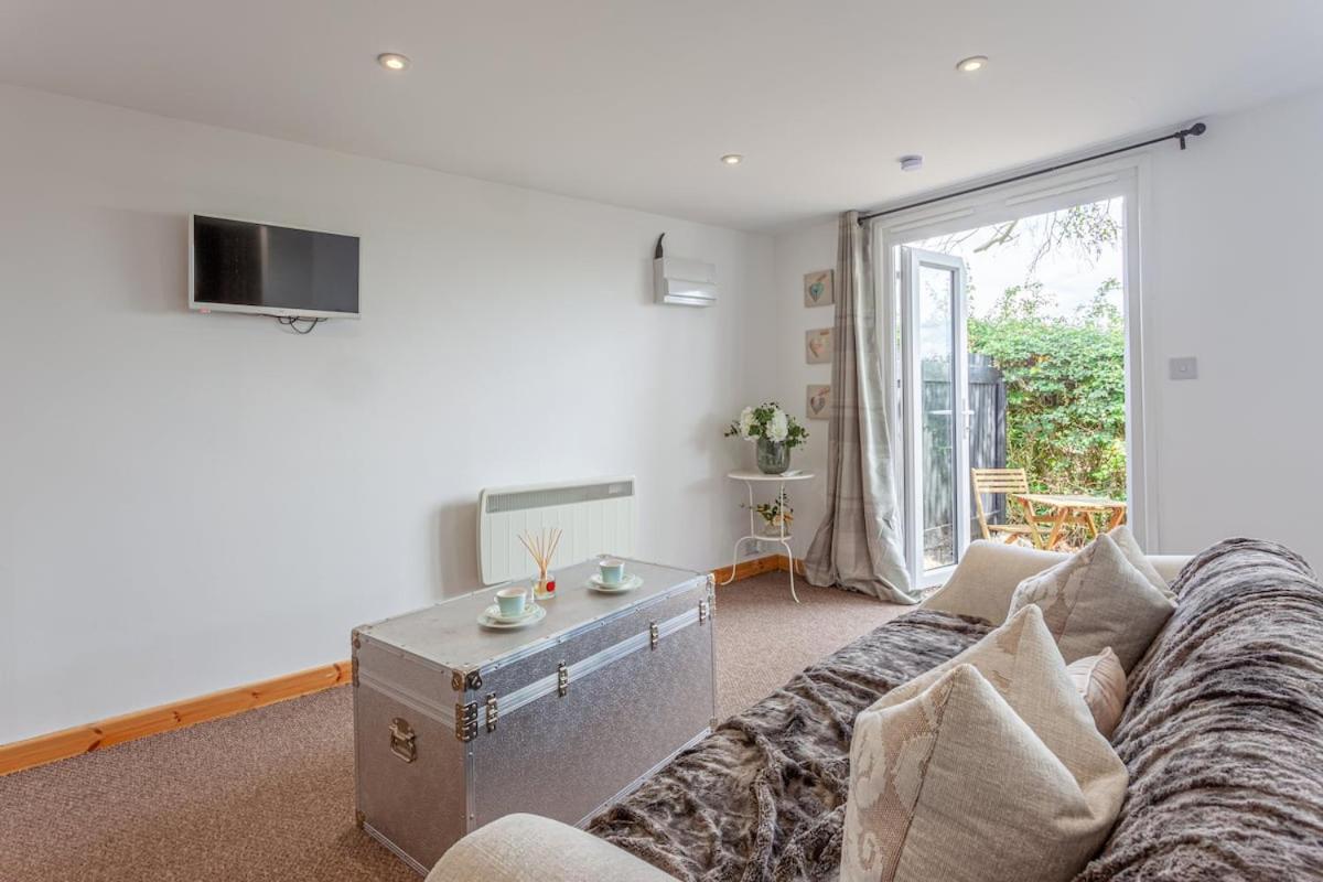 Stansted airport - studio annexe with parking - B&B