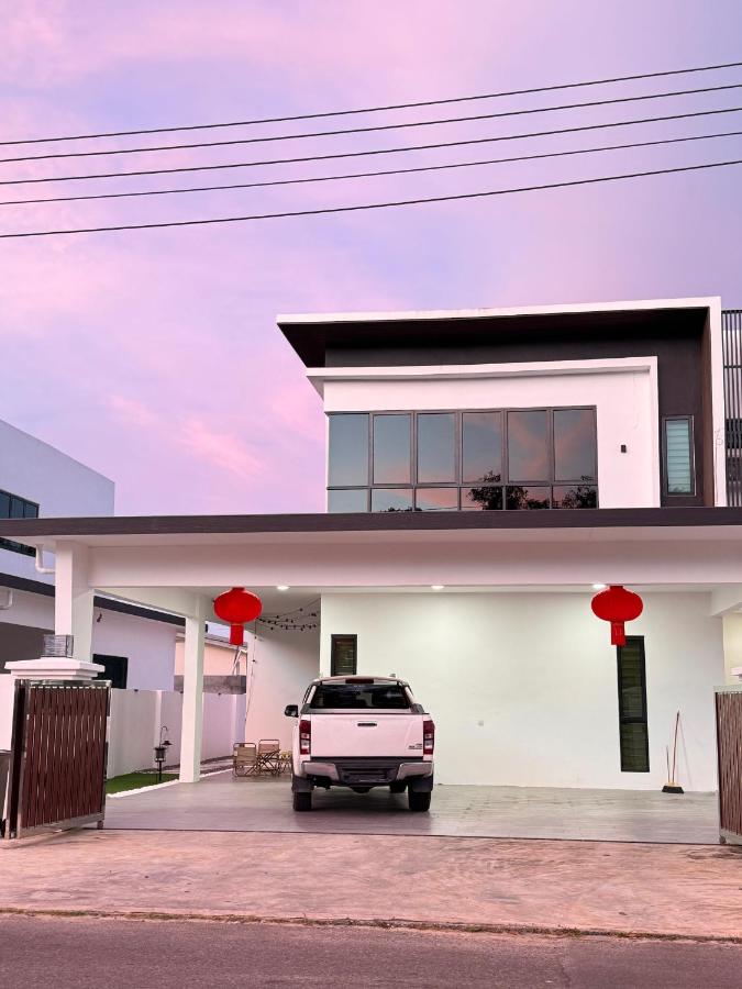 MokuMoku Miri Homestay FOC Netflix & Ytb 18pax - B&B