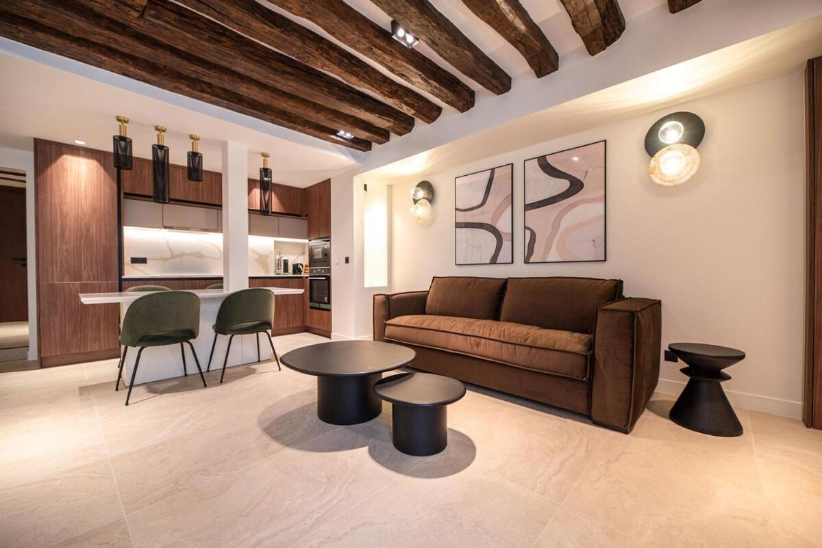 Charming Flat in Magnificient Place des Vosges - B&B