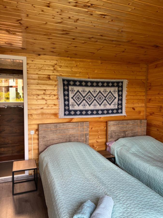 Tweepersoonskamer met 2 Aparte Bedden en Eigen Badkamer