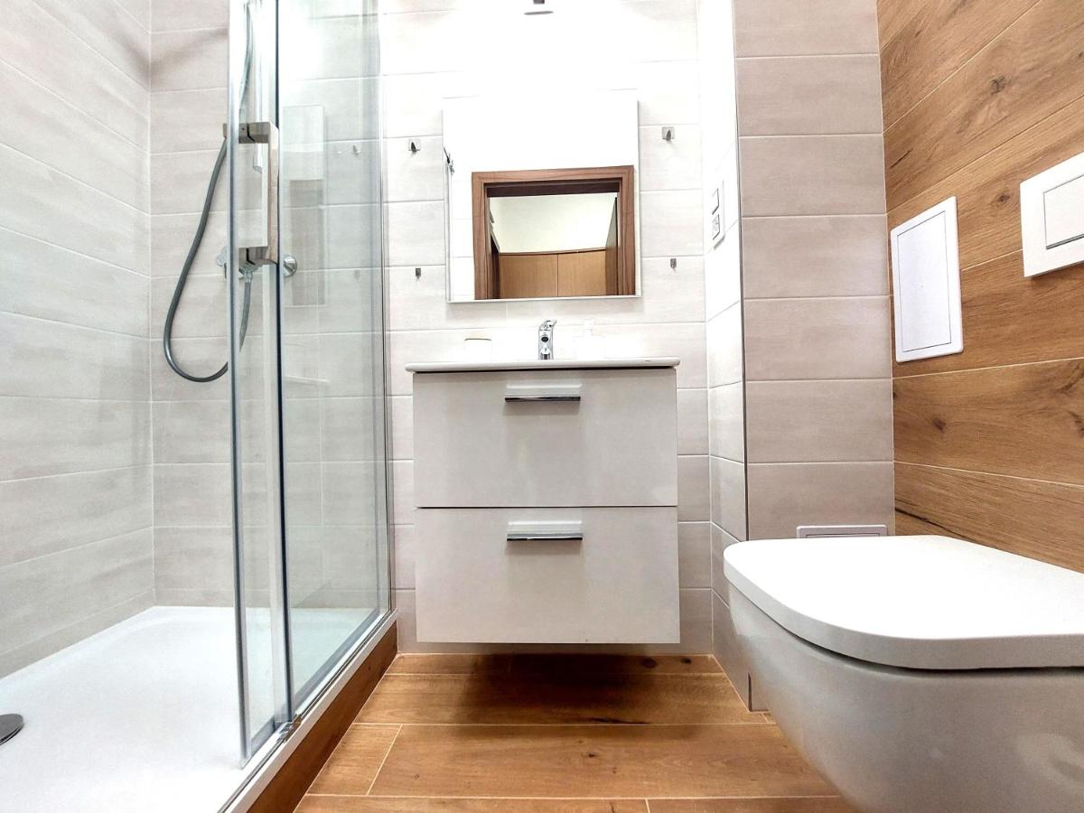 Tweepersoonskamer met 2 Aparte Bedden en Badkamer