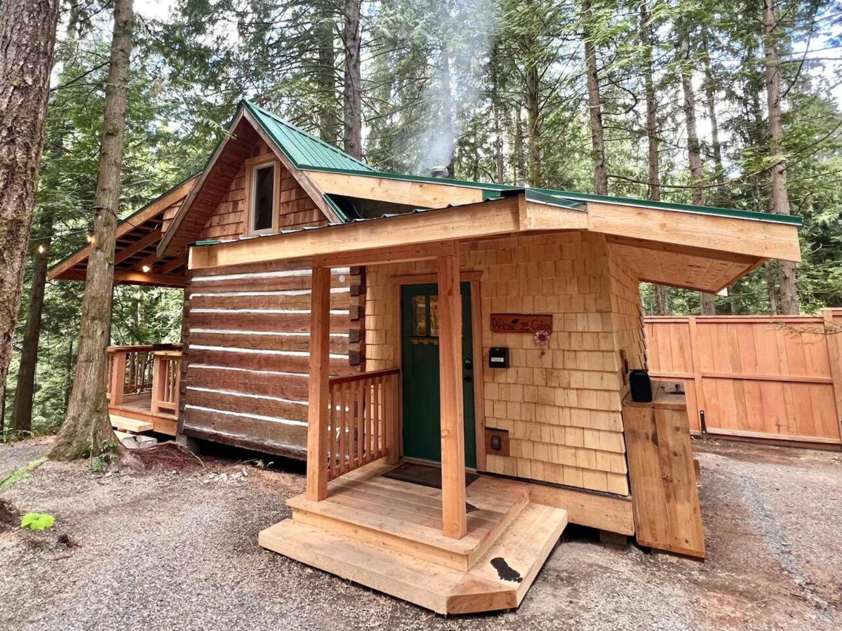 Bigfoots Bungalow with Fire Pit Woodstove and Large Deck - Bed and Breakfast Qualicum Beach