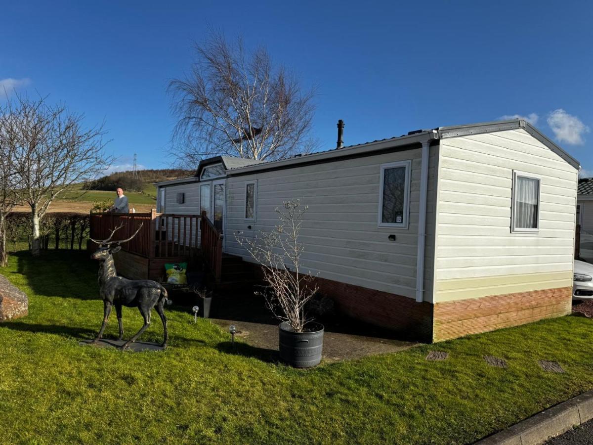 12 Field Views - 2 Bedrooms 2 bathrooms - 1 shower - 1 bath No sign written vans - Bed and Breakfast High Hesket
