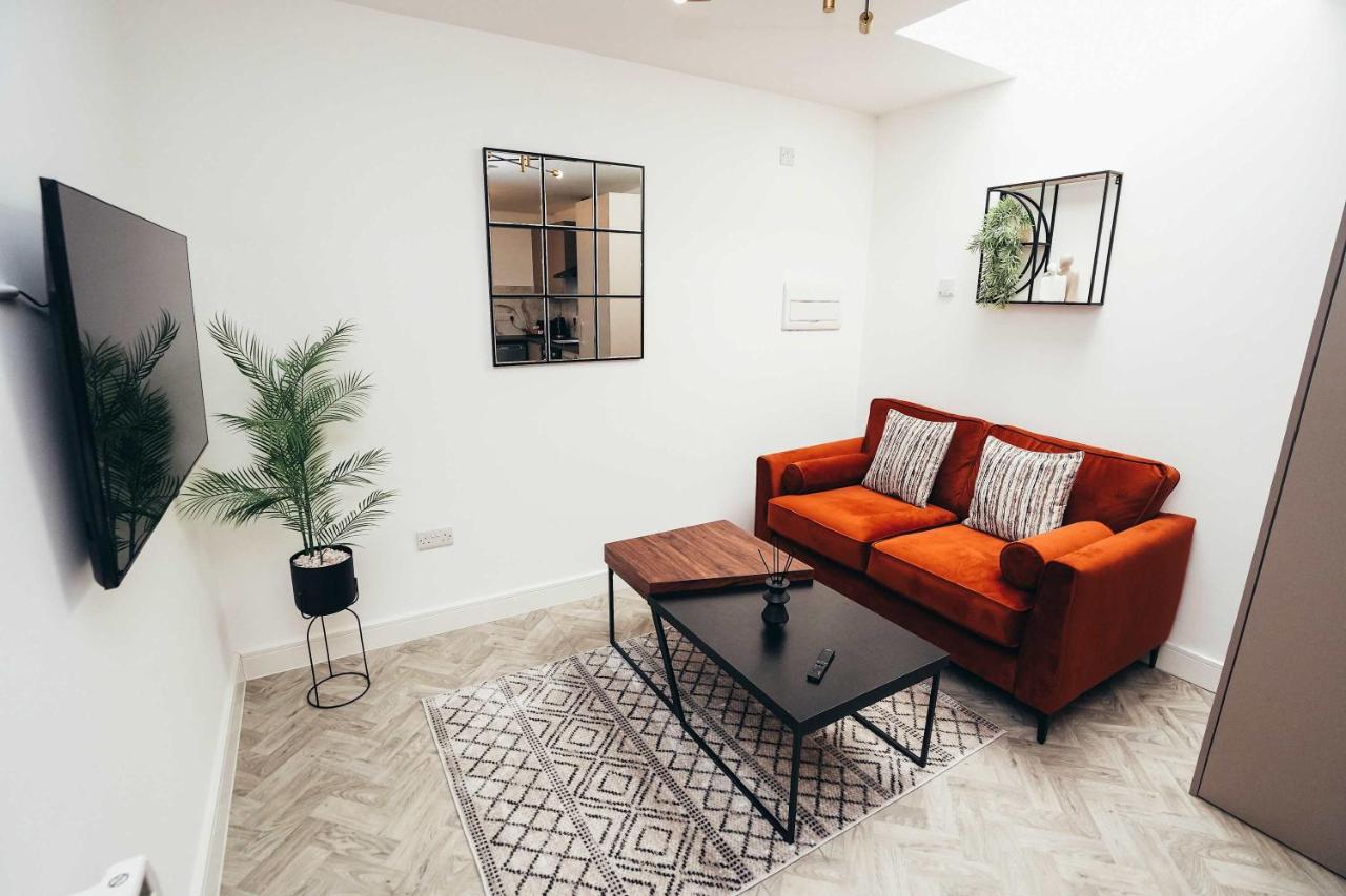 Hen & Chickens Luxury Apartments, Free Parking, By DerBnB - B&B