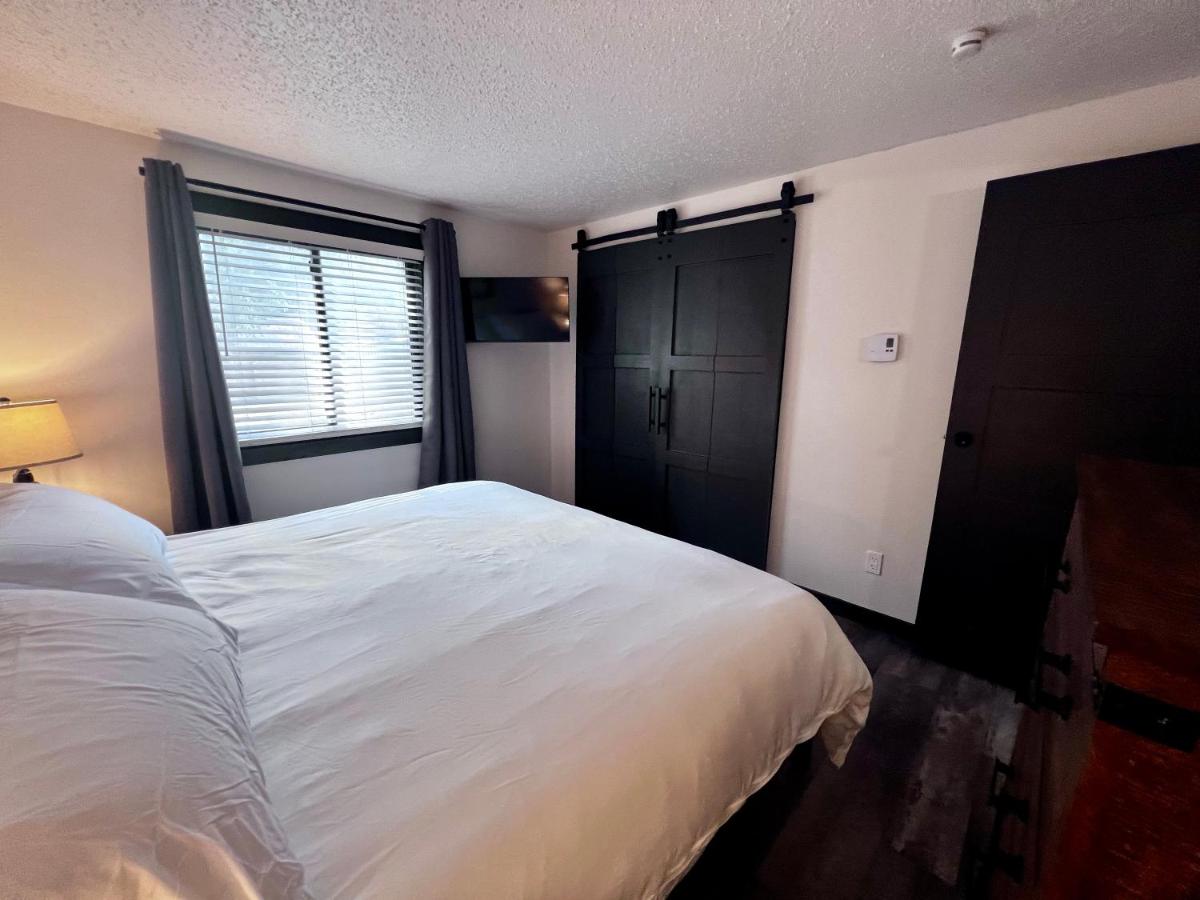 Two-Bedroom Apartment with Mountain View