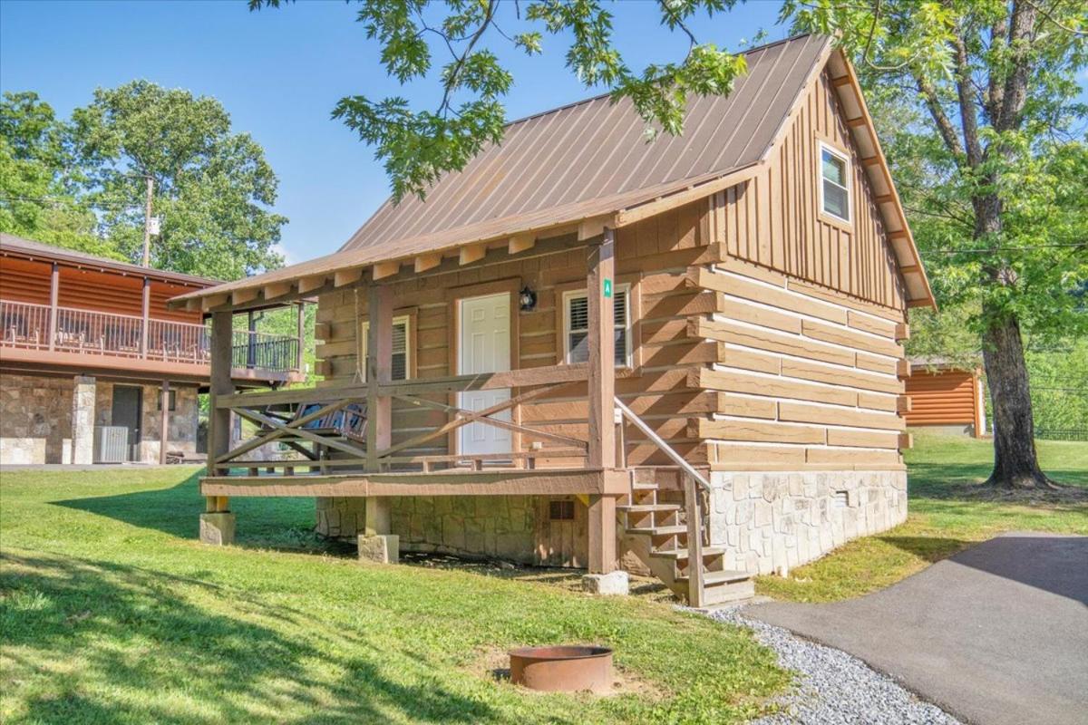 Cozy Log Cabin Retreat in Tennessee - B&B