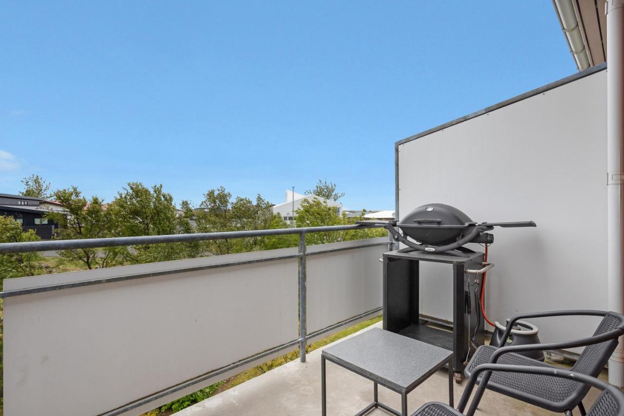 Stylish 2-Bedroom Flat with Balcony near Reykjavík - Bed and Breakfast Garðabær