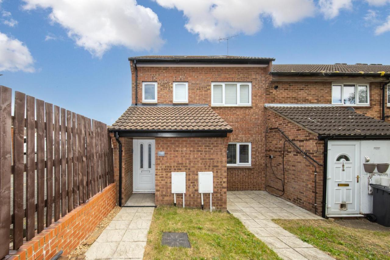 CONTRACTORS FAVOURITE, LUXURY LIVING, LARGE PREMIUM HOUSE, NEWLY BUILT, FREE PARKING FOR UP TO 4 VEHICLES, GREAT ACCESS TO CENTRAL LUTON & THE M1 and A6 - B&B Luton