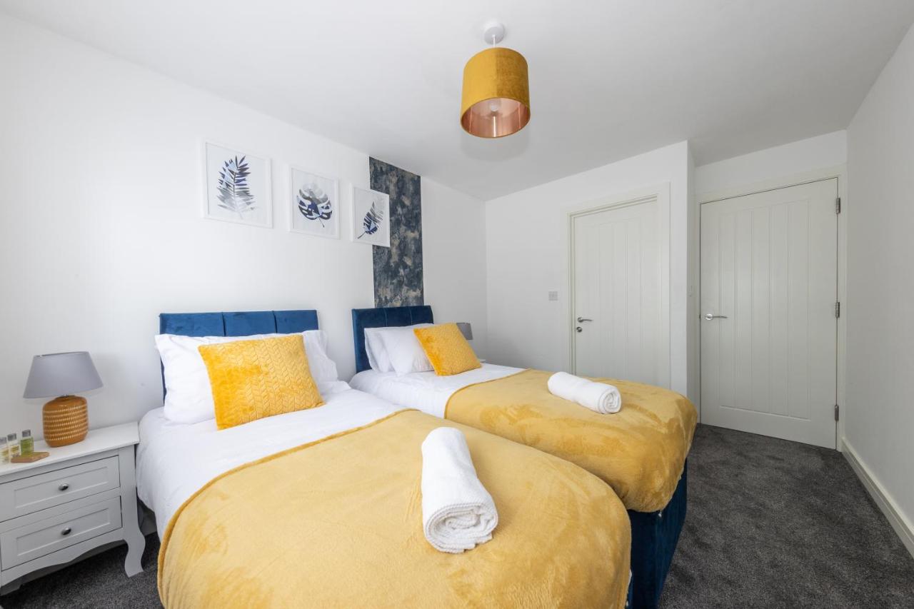 CONTRACTORS FAVOURITE, LUXURY LIVING, LARGE PREMIUM HOUSE, NEWLY BUILT, FREE PARKING FOR UP TO 4 VEHICLES, GREAT ACCESS TO CENTRAL LUTON & THE M1 and A6 - Chambres d'hôtes Luton