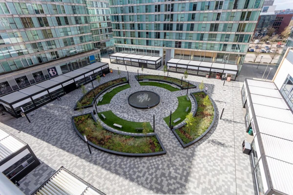 Central MK - Executive Hub Apartment - 2 Bedroom 2 Bathroom - Free Parking, Fast WIFI & Smart TV with Netflix by Yoko Property - B&B Milton Keynes