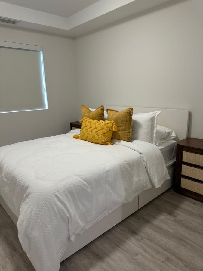 Private Room in Luxury Penthouse Located in Windsor Lasalle ON - B&B