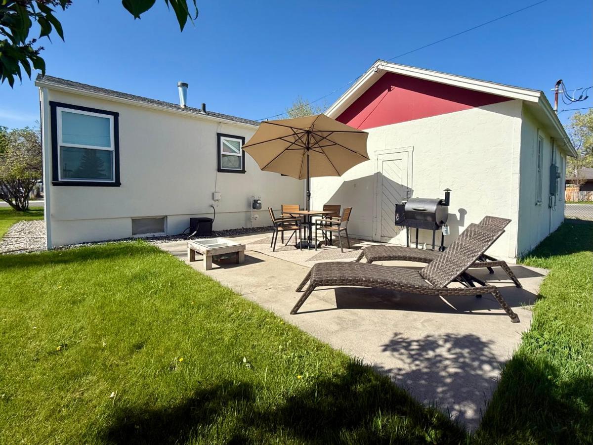 Cozy Whole Home Mid-Century Hideaway - B&B Cody