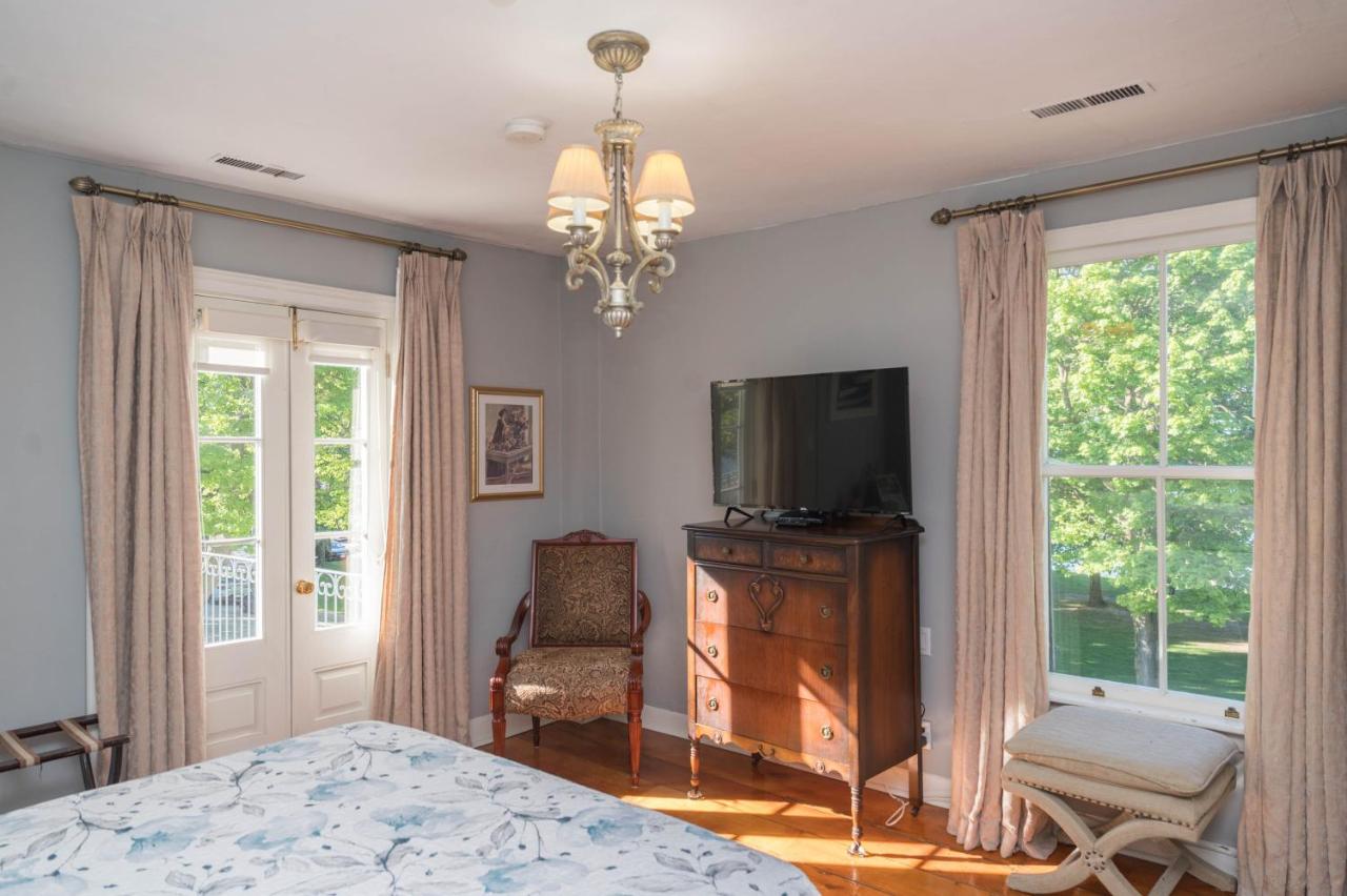 Zimmer mit Queensize-Bett und Balkon