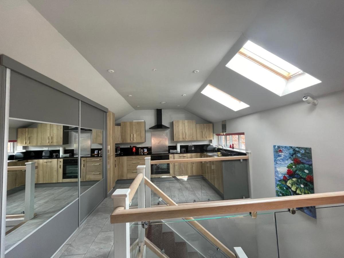 Entire cottage close to Coventry City Centre with 4 en suite bedrooms and gated parking - B&B
