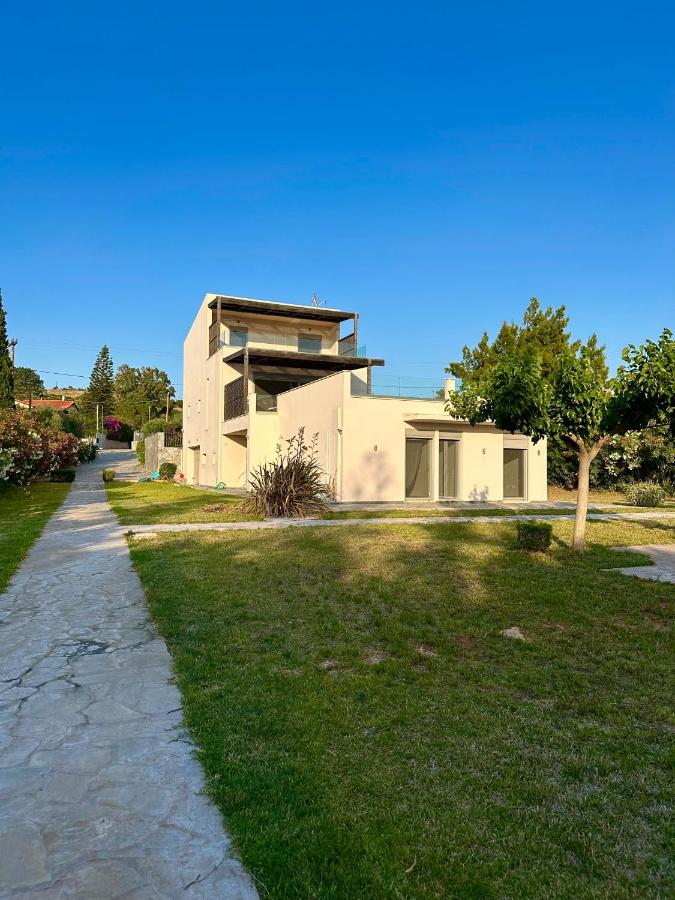 Seaside Villa with Private Football Pitch - B&B Néa Stíra