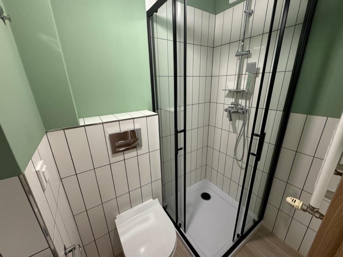 Habitación con cama extragrande y balcón