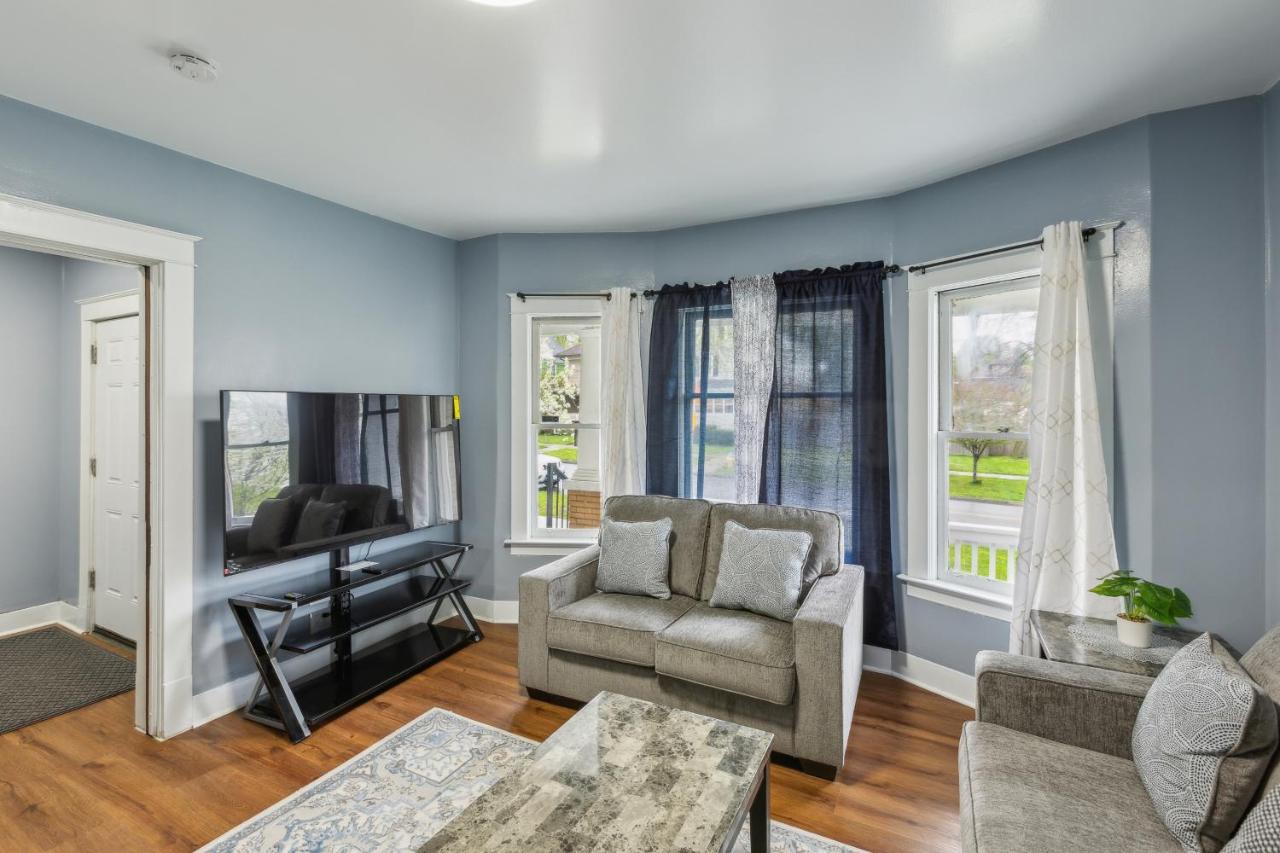 Comfy 3BR Flat Close to the Falls apts - Chambres d'hôtes Niagara Falls