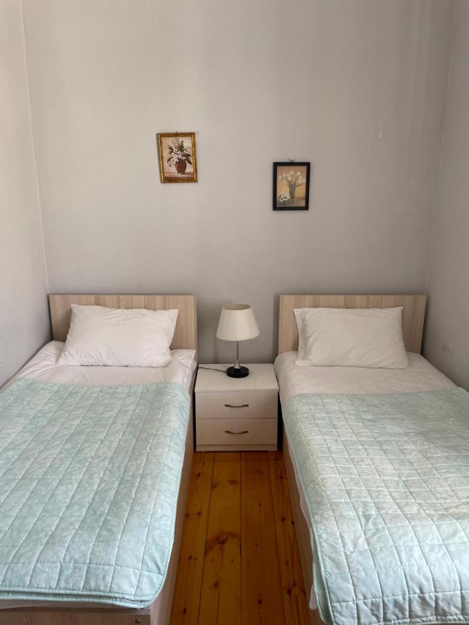 Chambre Lits Jumeaux avec Salle de Bains Commune