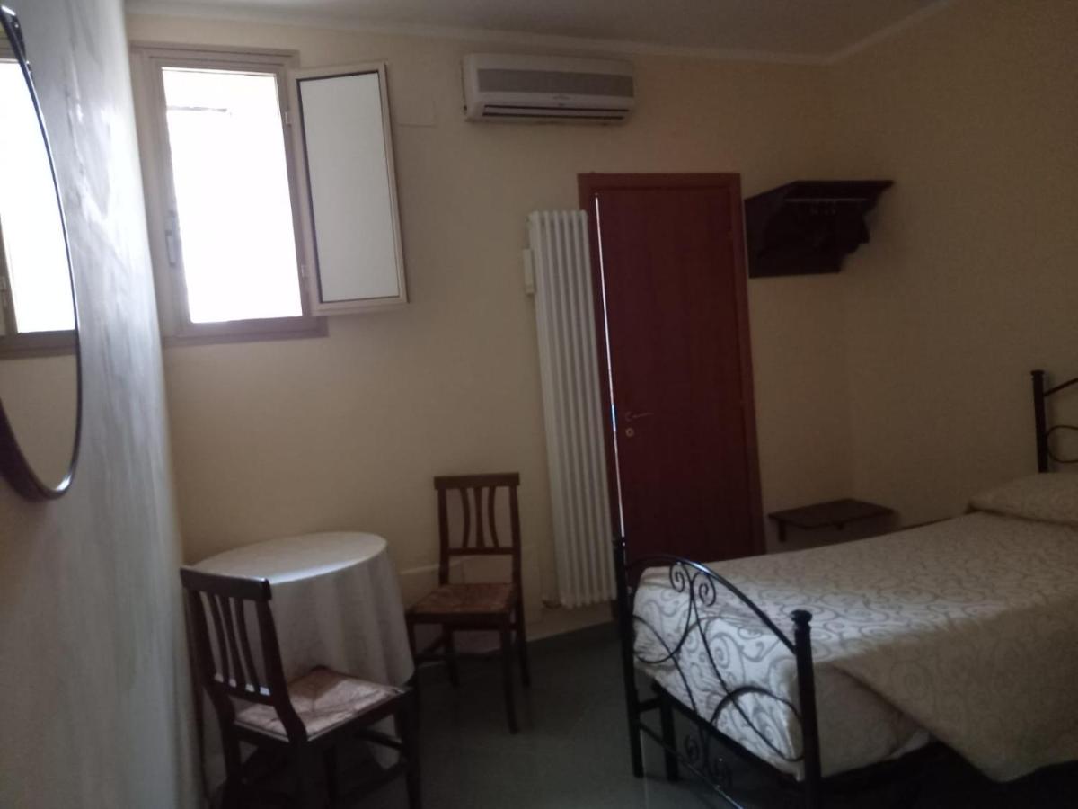 Tweepersoonskamer met 2 Aparte Bedden en Eigen Badkamer