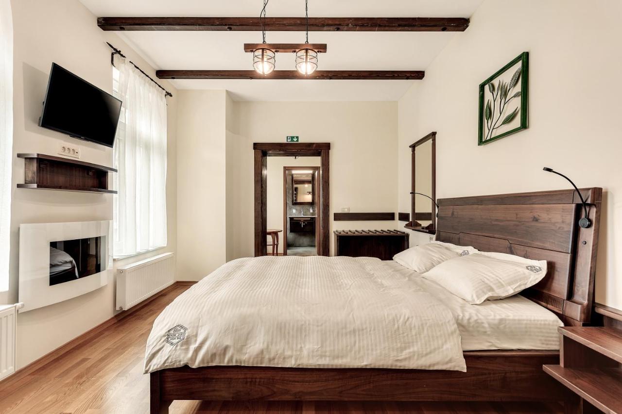 Deluxe Room (2 Adults + 1 Child)