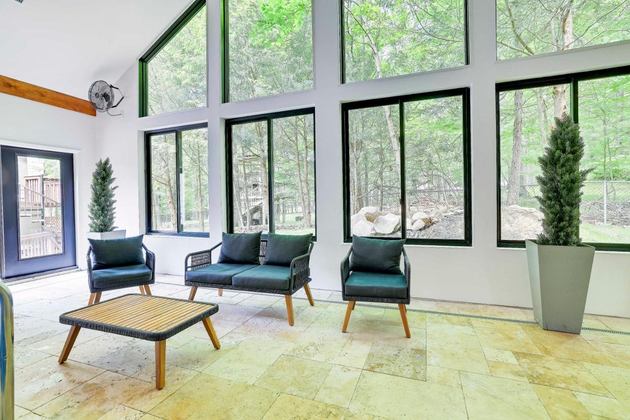 Luxury Villa with Year Round Heated Pool, Sauna, Spa & Fire Pit - Newly Redone - Bed and Breakfast East Stroudsburg
