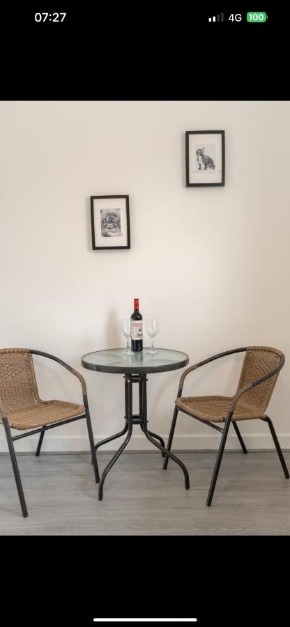 Chapel house-M65- Hospital- parking-shops-food - B&B