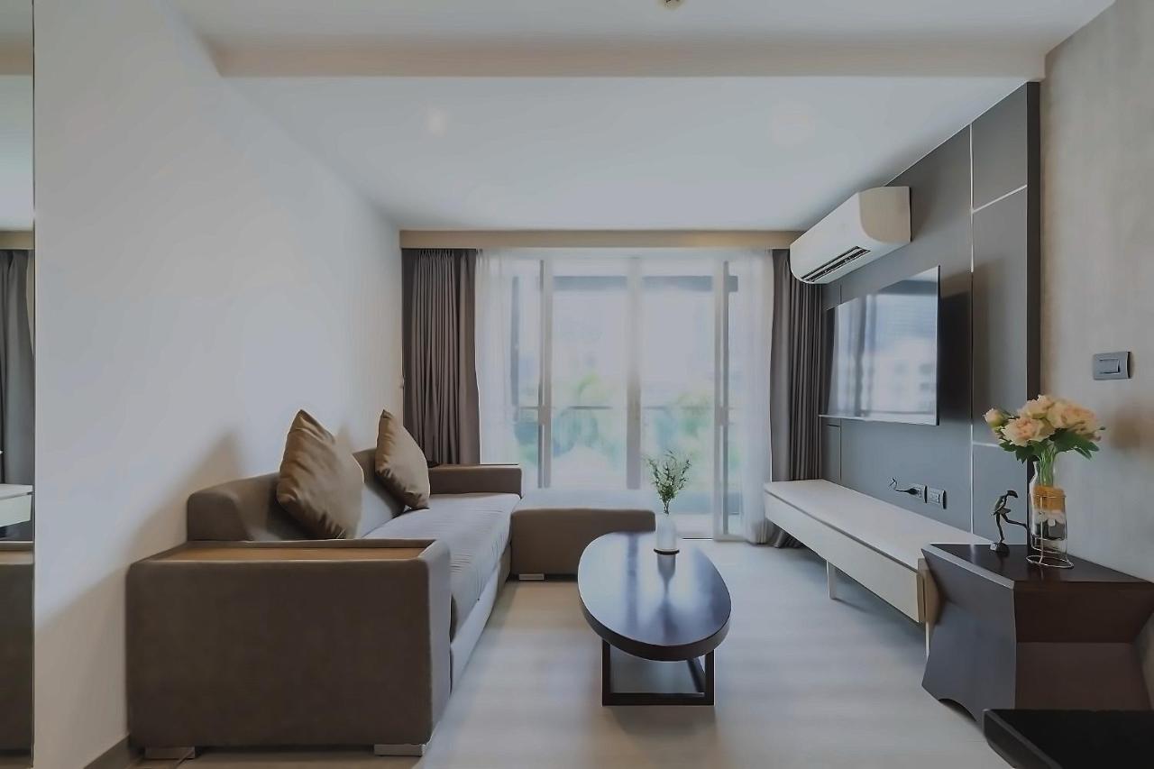 Deluxe One-Bedroom Apartment with City View