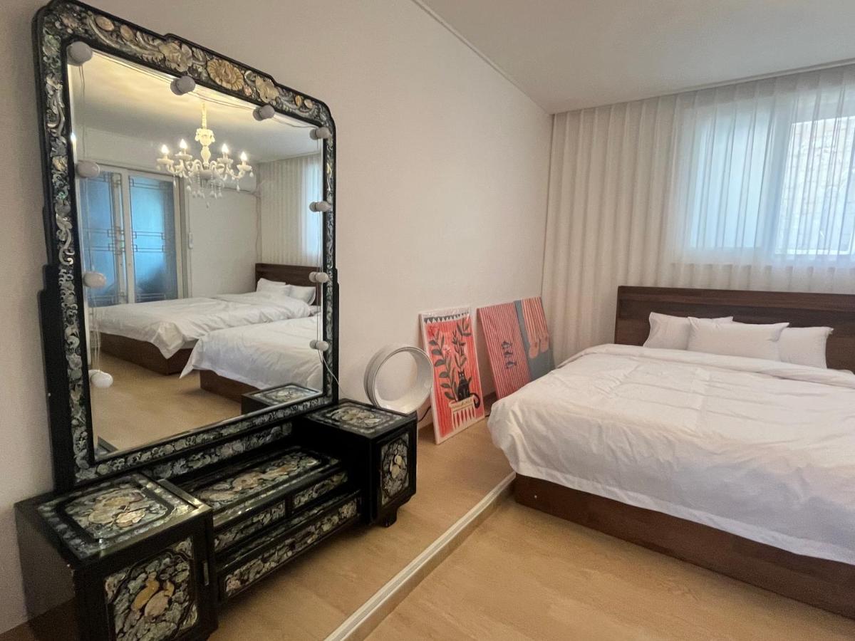 Mangwon Market 1min, Mangwon Station 3min, Korean-style accommodation, 4room, 12ppl - Ferienwohnung Seoul