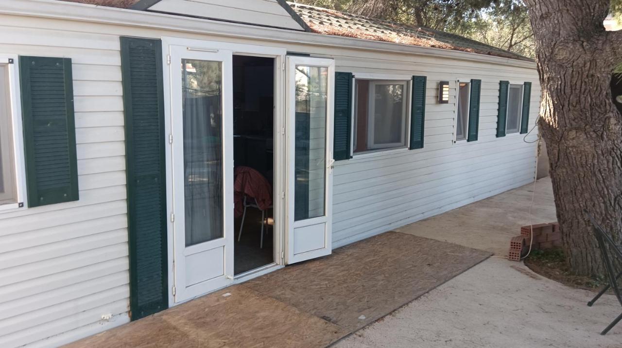 Family mobile home solar powered near the sea and the airport - Bed and Breakfast Áyios Spirídhon
